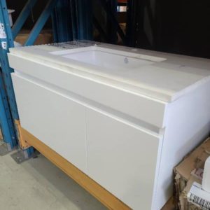NEW HILTON 900MM WALL HUNG VANITY WITH WHITE QUARTZ BENCHTOP WITH UNDERMOUNT BASIN **CABINET INNER PANEL WILL NEED TO BE CUT BACK TO FIT THE STONE TOP** RRP$999 **PALLET 3**