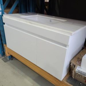 NEW HILTON 900MM WALL HUNG VANITY WITH WHITE QUARTZ BENCHTOP WITH UNDERMOUNT BASIN **CABINET INNER PANEL WILL NEED TO BE CUT BACK TO FIT THE STONE TOP** RRP$999 **PALLET 5**