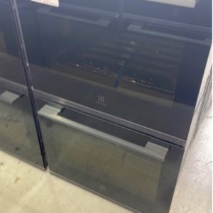 ELECTROLUX EVE636DSE 600MM DOUBLE OVEN DARK S/STEEL WITH BAKEROAST GRILL & AIRFRY TWO INDEPENDENTLY CONTROLLED OVENS WITH 17 COOKING PROGRAM FOR EACH OVEN TOUCH CONTROL DISPLAY FULLY EXTENDABLE RUNNERS WITH SMART SENSOR FOOD PROBE RRP$4099 12 MONTH WARRANTY