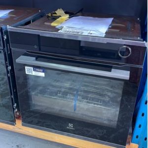 ELECTROLUX EVEP618DSD 600MM PYROLYTIC DARK S/STEEL OVEN WITH FULL TASTE STEAM COOKING WITH SMART FOOD PROBE QUADRUPLE GLAZED DOORS INTUITIVE OVEN INTERFACE RRP$2699 WITH 12 MONTH WARRANTY