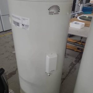 NEW EVERLAST ELECTRIC WATER TANK E250 250 LITRE SOLD AS IS NO WARRANTY