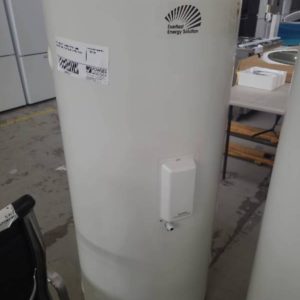 NEW EVERLAST ELECTRIC WATER TANK E250 250 LITRE SOLD AS IS NO WARRANTY