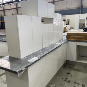BRAND NEW L SHAPE KITCHEN IN HIGH GLOSS WHITE 2 PAC PAINTED FINISH WITH PENCIL EDGE DOORS WITH STAR GREY RECONSTITUTED STONE BENCH TOPS AL/K5A/SG