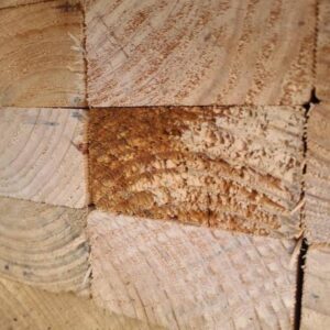 90X45 UTILITY GRADE PINE-88/4.8 (THIS PACK IS DISTRESSED TIMBER AND MOULD AFFECTED. SOLD AS IS)