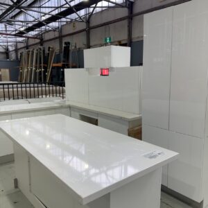 NEW L SHAPE KITCHEN WITH SEPARATE ISLAND BENCH IN HIGH GLOSS WHITE 2 PAC PAINTED FINISH WITH PLAIN PENCIL EDGE DOORS AND CRYSTAL WHITE RECONSTITUTED STONE BENCH TOPS BL/K5A/CW