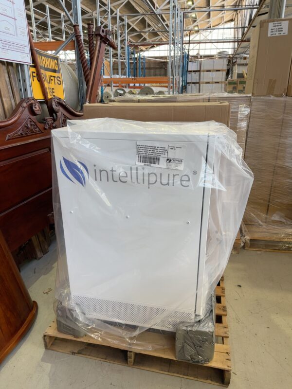 NEW DELOS INTELLIPURE 950P AIR PURIFIER FOR WAREHOUSES AUDITORIUMS CAFETERIAS GYMS HALLWAYS AND MORE FOR SPACES UP TO 3500SQFT. TESTED TO REMOVE PARTICLES AS SMALL AS 0.0007 MICRONS AT 99.99% EFFICIENCY. RRP$4250 USD BRAND NEW SOLD AS IS NO WARRANTY DWAIR001950P