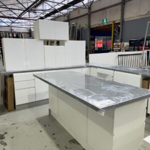 NEW L SHAPE KITCHEN WITH SEPARATE ISLAND BENCH IN HIGH GLOSS WHITE 2 PAC PAINTED DOORS WITH FINGER PULL PROFILE WITH STAR GREY RECONSTITUTED STONE BENCH TOPS, BL/K5B/SG