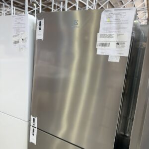 ELECTROLUX EBE5307SC-R STAINLESS STEEL FRIDGE 530 LITRE WITH BOTTOM MOUNT FREEZER, WITH FLEXIBLE STORAGE, & FULL WIDTH CRISPER WITH 12 MONTH WARRANTY