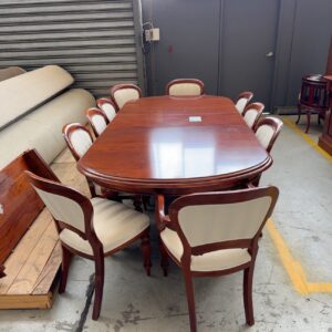 SECONDHAND ANTIQUE STYLE EXTENDABLE TIMBER DINING TABLE, TURNED LEGS, BRASS FEET, WITH 8 DINING CHAIRS AND 2 CARVER CHAIRS, TIMBER WITH CREAM UPHOLSTERY, SOLD AS IS