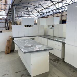 NEW L SHAPE KITCHEN WITH SEPARATE ISLAND BENCH IN HIGH GLOSS WHITE 2 PAC PAINTED FINISH WITH FINGER PULL PROFILE DOORS, WITH STAR GREY RECONSTITUTED STONE BENCH TOPS BL/K5B/SG