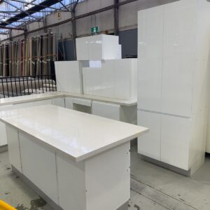 NEW L SHAPE KITCHEN WITH SEPARATE ISLAND BENCH IN HIGH GLOSS WHITE 2 PAC PAINTED FINISH WITH FINGER PULL PROFILE DOORS, WITH CRYSTAL WHITE RECONSTITUTED STONE BENCH TOPS BL/K5B/CW