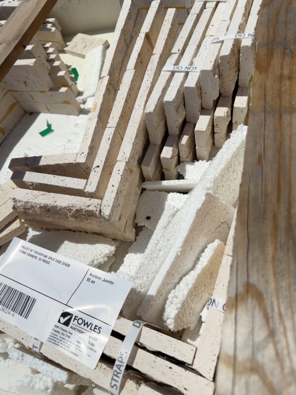 PALLET OF TRAVERTINE SPLIT FACE STACK STONE CORNERS, 95 PIECES