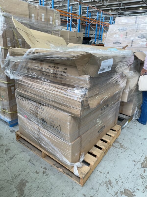 PALLET OF ASSORTED SHOWER TRAYS 1000 X 1000MM AND 1200 X 900MM SOLD AS IS