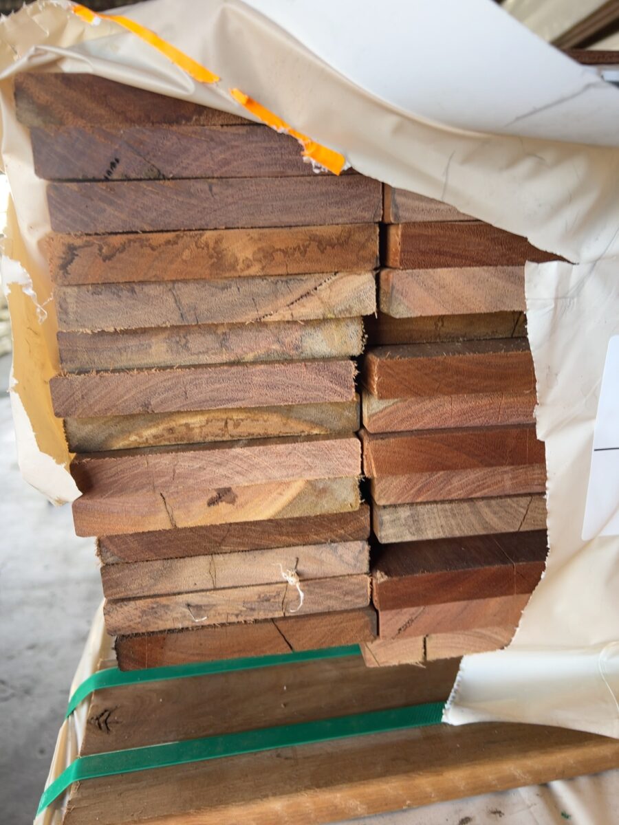 135X19 FEATURE GRADE SPOTTED GUM DECKING- (PACK CONSISTS OF RANDOM SHORT LENGTHS)