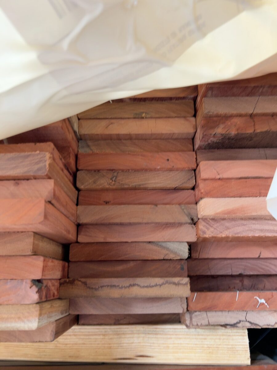 135X19 QLD MIXED HWD FEATURE GRADE DECKING- (PACK CONSISTS OF RANDOM SHORT LENGTHS)
