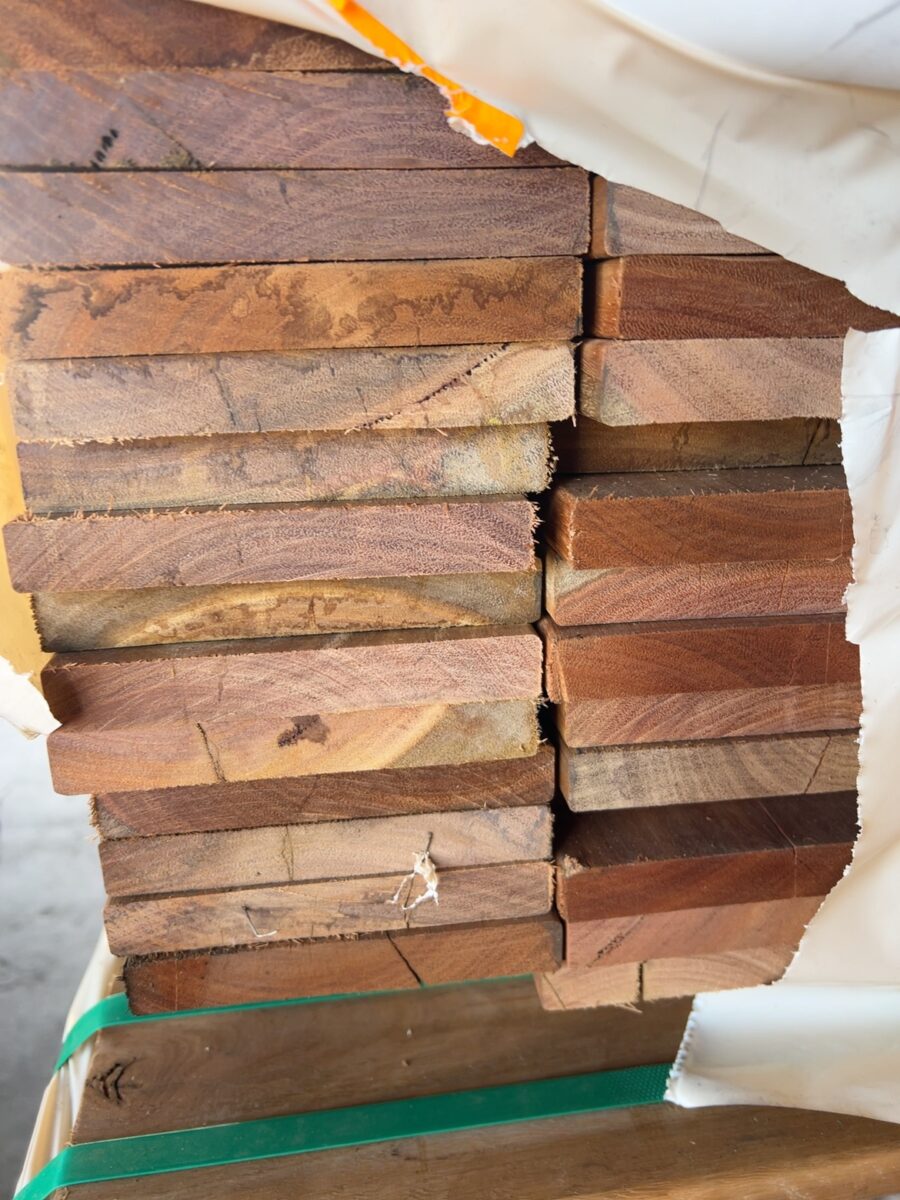 135X19 FEATURE GRADE SPOTTED GUM DECKING- (PACK CONSISTS OF RANDOM SHORT LENGTHS)