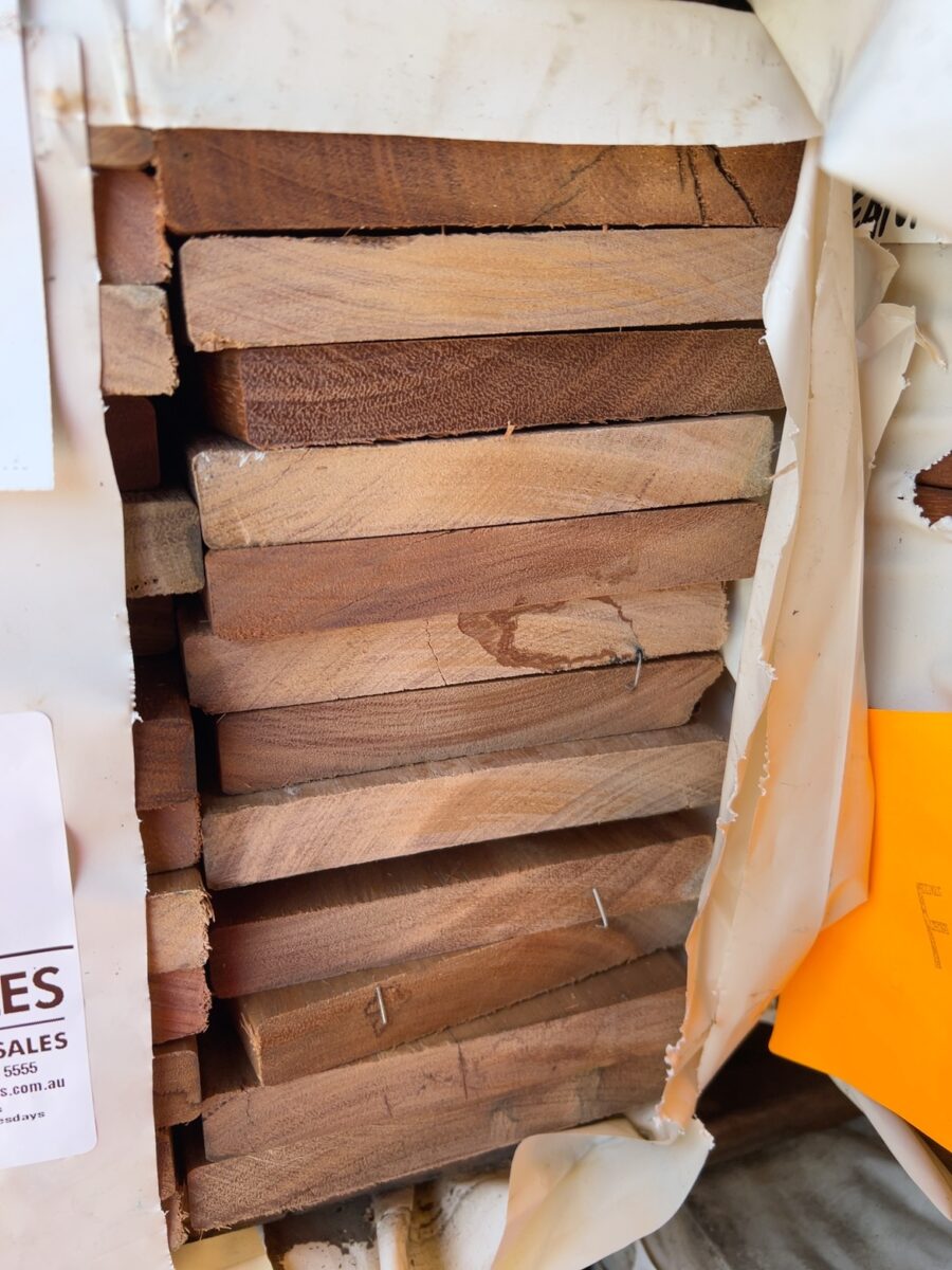 135X19 FEATURE GRADE QLD MIXED HWD DECKING- (PACK CONSISTS OF RANDOM SHORT LENGTHS)