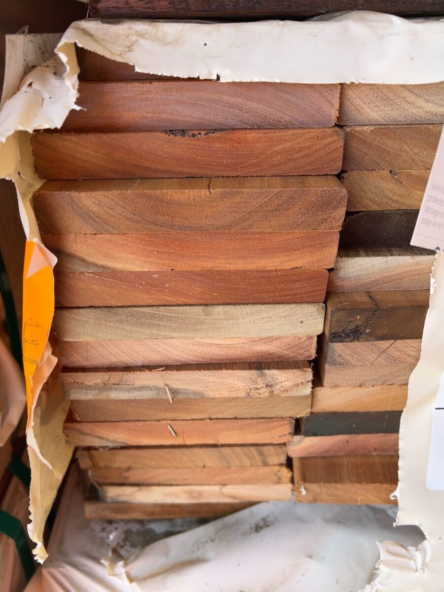 135X19 FEATURE GRADE SPOTTED GUM DECKING- (PACK CONSISTS OF RANDOM SHORT LENGTHS)