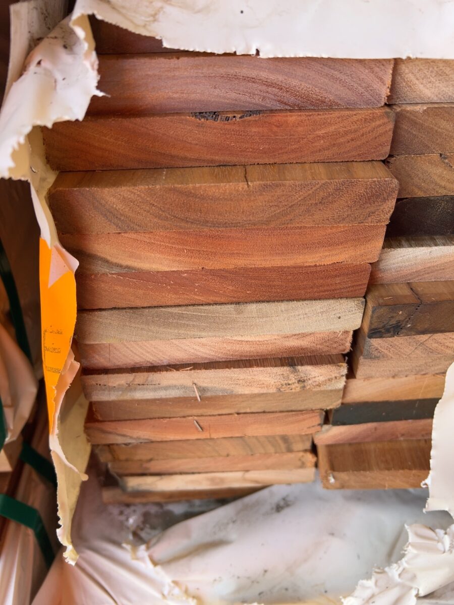 135X19 FEATURE GRADE SPOTTED GUM DECKING- (PACK CONSISTS OF RANDOM SHORT LENGTHS)