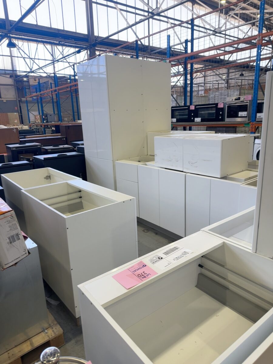 NEW L SHAPE KITCHEN WITH SEPARATE ISLAND BENCH IN HIGH GLOSS WHITE 2 PAC PAINTED FINISH WITH PLAIN PENCIL EDGE DOORS, K5A