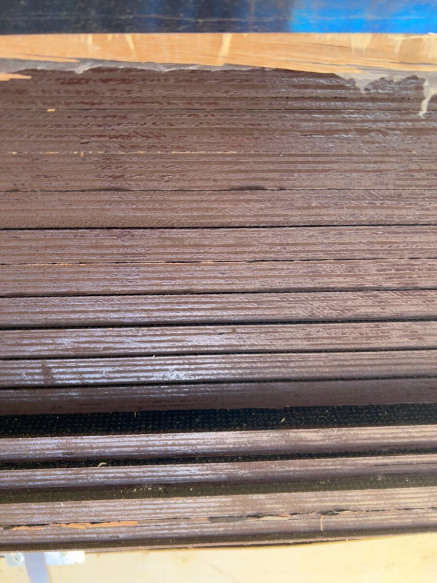 2440X1220X17MM HARDWOOD REDUCE SLIP FILM FACED PLYWOOD