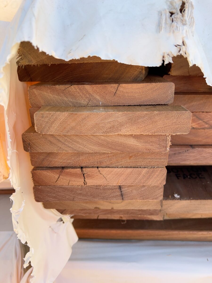 135X19 FEATURE GRADE SPOTTED GUM DECKING- (PACK CONSISTS OF RANDOM SHORT LENGTHS)