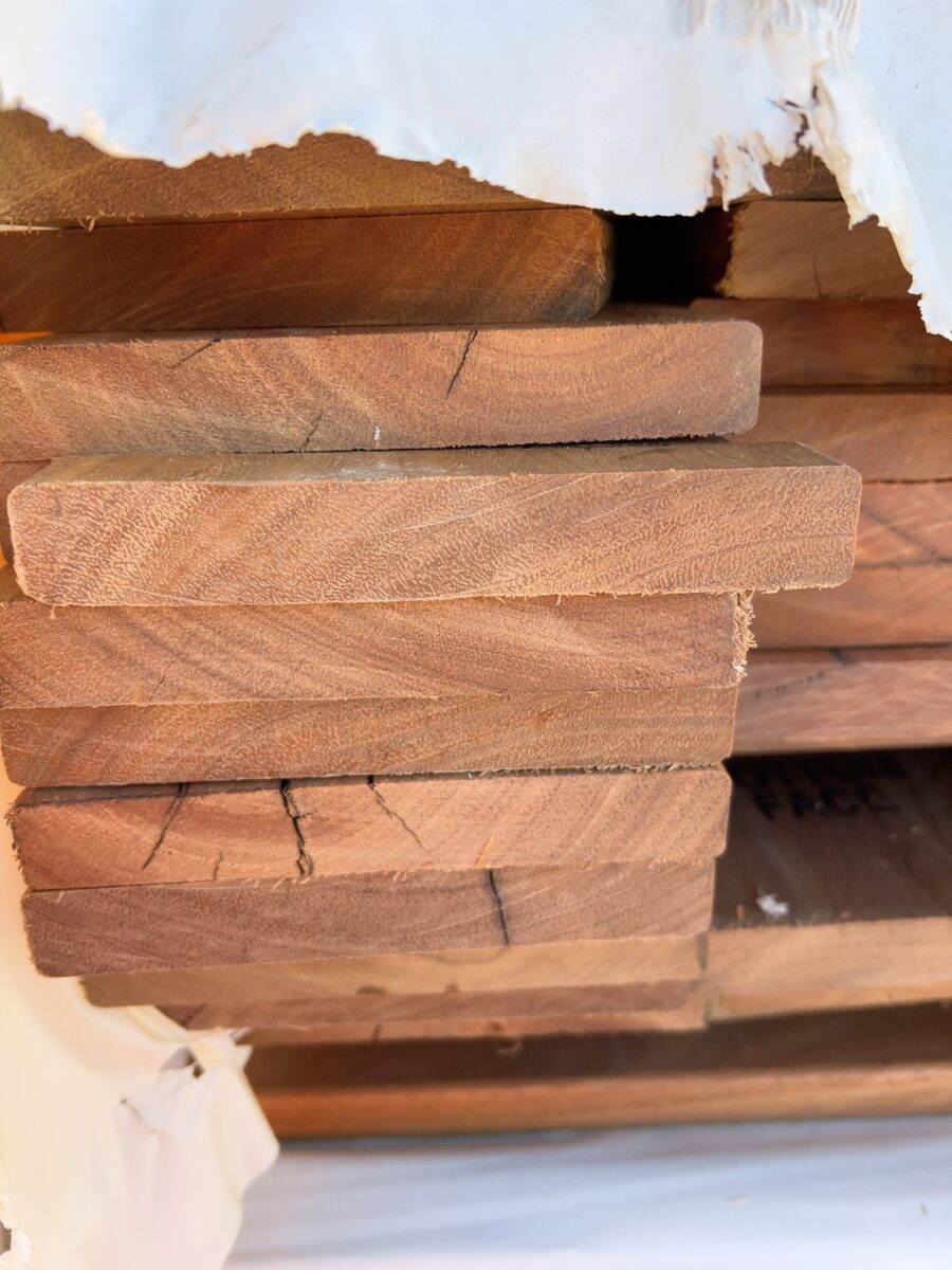 135X19 FEATURE GRADE SPOTTED GUM DECKING- (PACK CONSISTS OF RANDOM SHORT LENGTHS)
