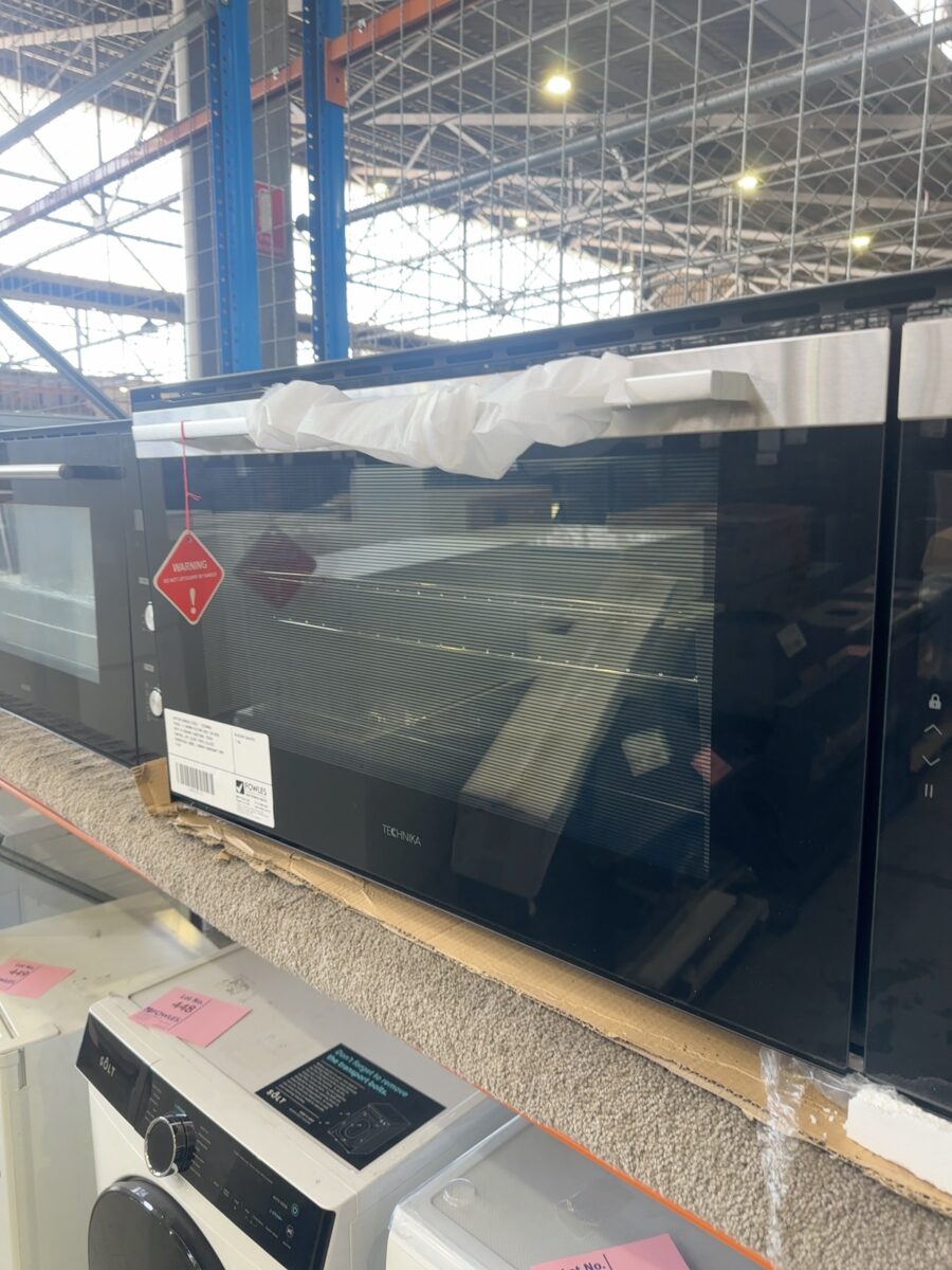 CARTON DAMAGE STOCK - TECHNIKA T948SS-6, 900MM ELECTRIC BUILT IN OVEN WITH 10 COOKING FUNCTIONS, TOUCH CONTROL, SOFT CLOSE TRIPLE GLAZED REMOVEABLE DOOR, 3 MONTH WARRANTY RRP$1599