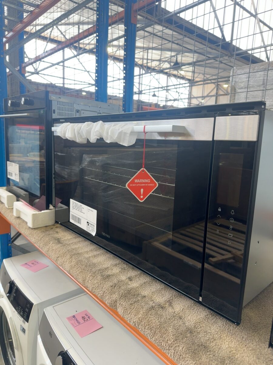 CARTON DAMAGE STOCK - TECHNIKA T948SS-6, 900MM ELECTRIC BUILT IN OVEN WITH 10 COOKING FUNCTIONS, TOUCH CONTROL, SOFT CLOSE TRIPLE GLAZED REMOVEABLE DOOR, 3 MONTH WARRANTY RRP$1599