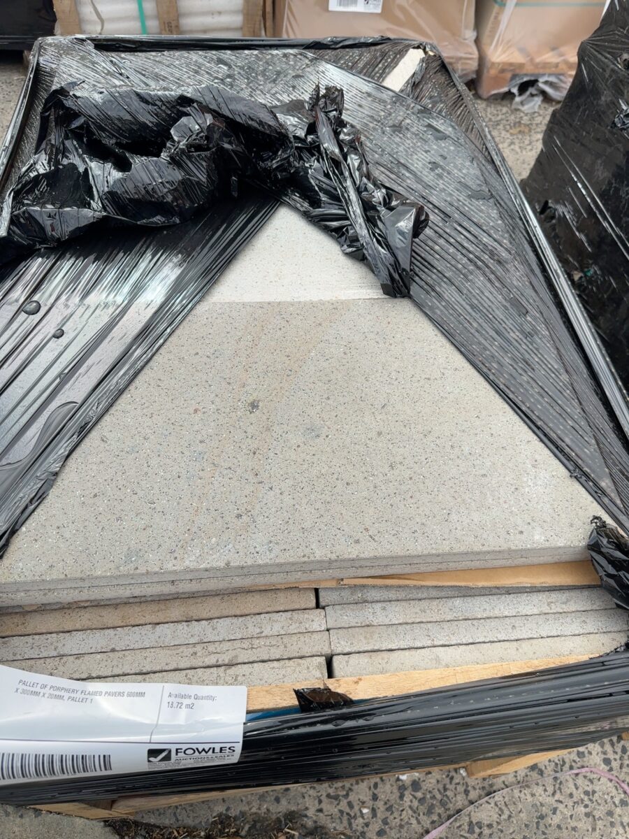 PALLET OF PORPHERY FLAMED PAVERS 600MM X 300MM X 20MM, PALLET 1