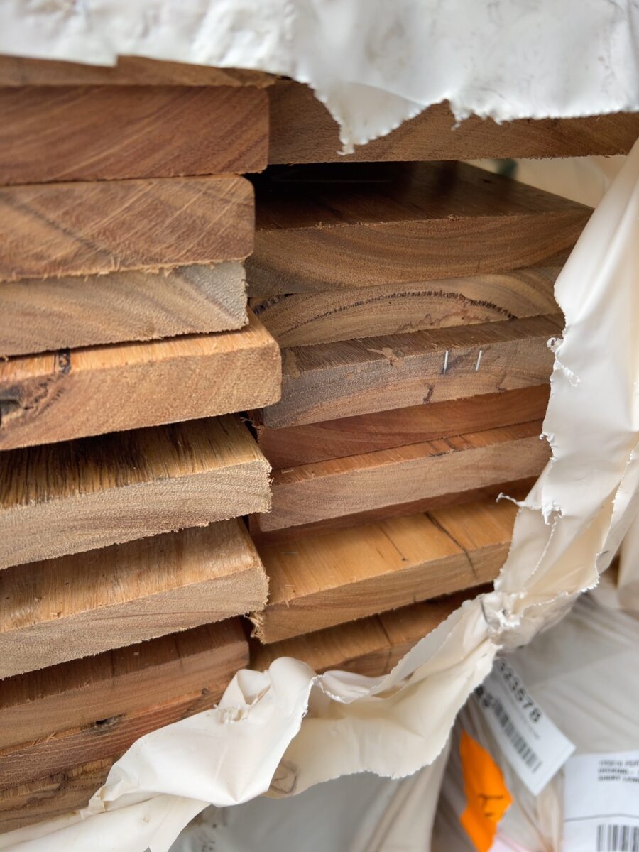 135X19 FEATURE GRADE SPOTTED GUM DECKING- (PACK CONSISTS OF RANDOM SHORT LENGTHS)