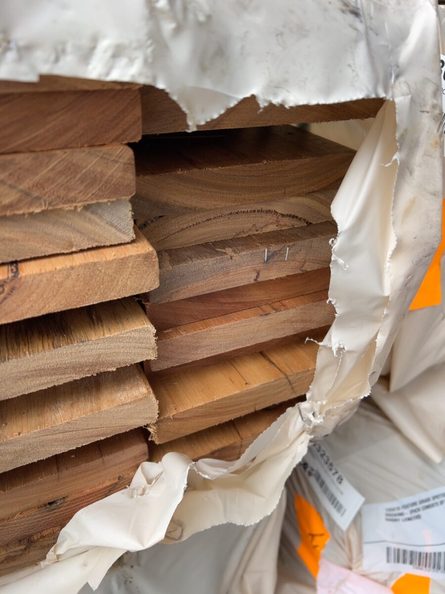 135X19 FEATURE GRADE SPOTTED GUM DECKING- (PACK CONSISTS OF RANDOM SHORT LENGTHS)