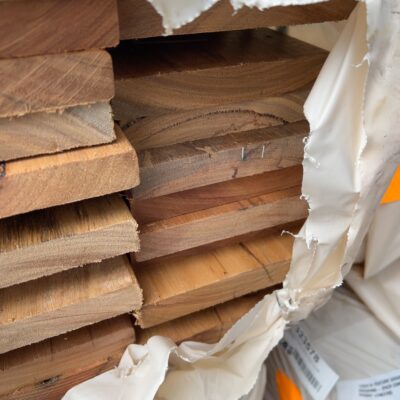 135X19 FEATURE GRADE SPOTTED GUM DECKING- (PACK CONSISTS OF RANDOM SHORT LENGTHS)