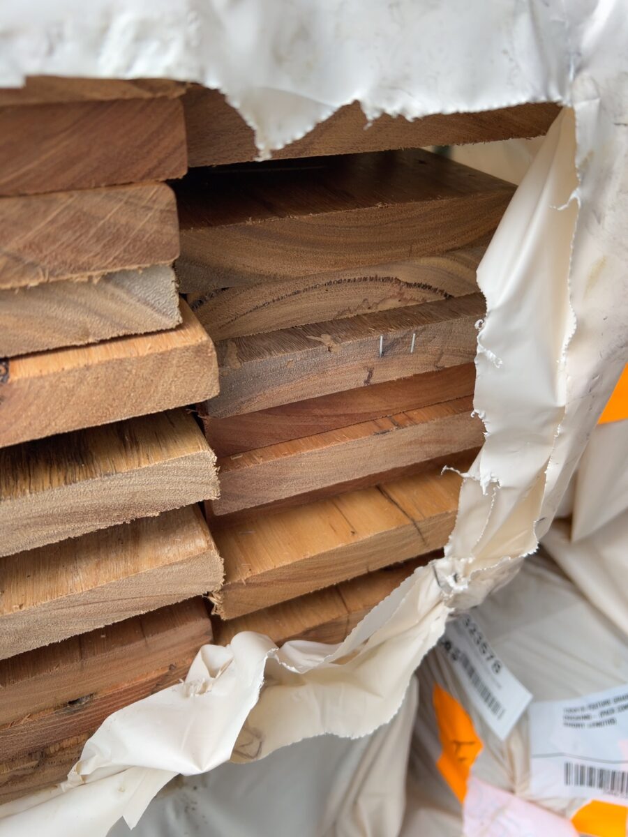 135X19 FEATURE GRADE SPOTTED GUM DECKING- (PACK CONSISTS OF RANDOM SHORT LENGTHS)