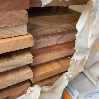 135X19 FEATURE GRADE SPOTTED GUM DECKING- (PACK CONSISTS OF RANDOM SHORT LENGTHS)