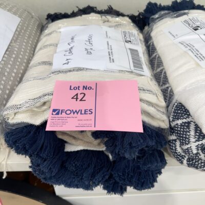 EX STAGING FURNITURE - LOT OF ASSORTED THROWS - 4 X COTTON,  SOLD AS IS
