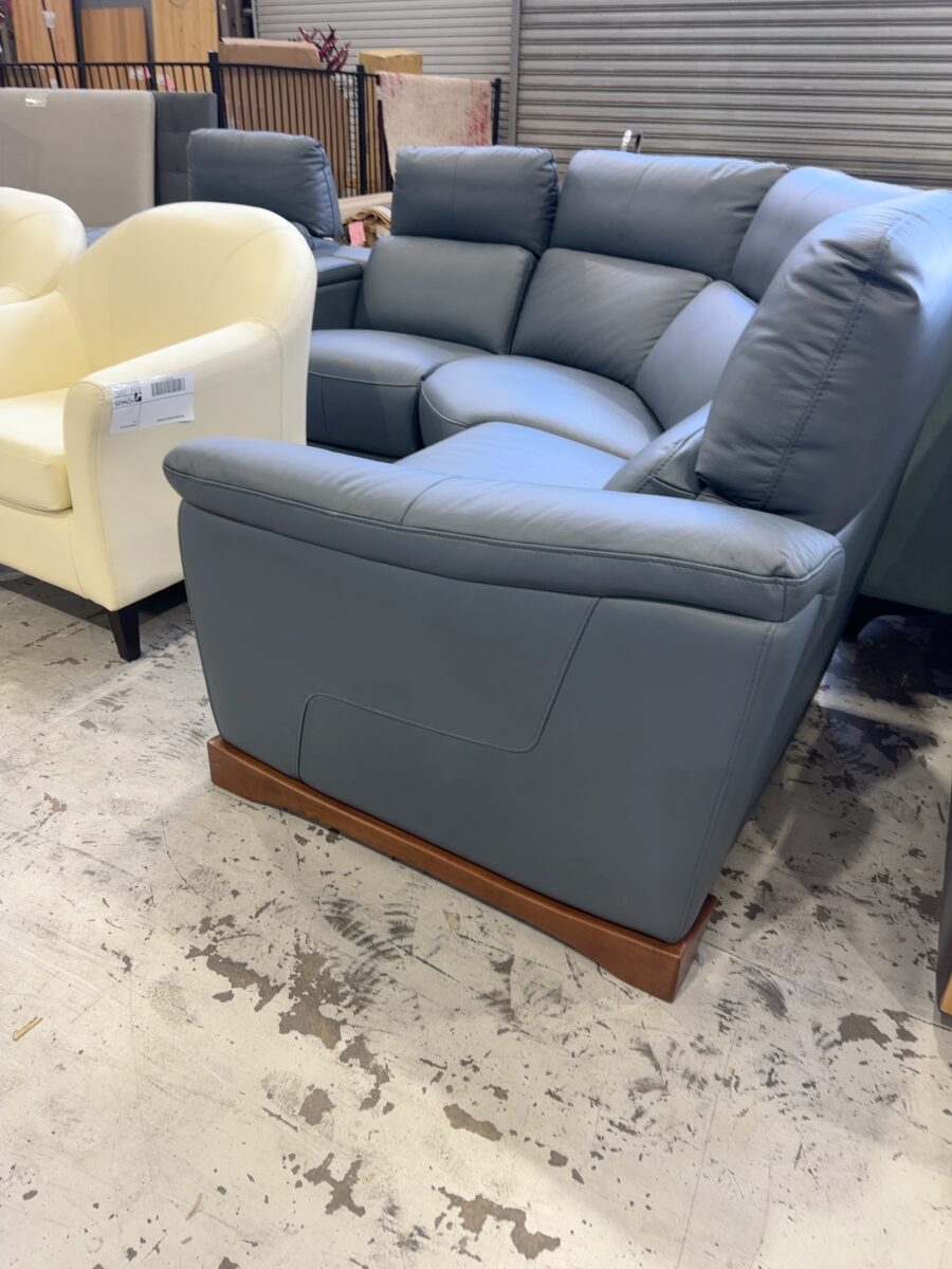 NEW CORNER MARINE LEATHER MODULAR LOUNGE SUITE WITH ELECTRIC RECLINER AND ADJUSTABLE HEAD REST WITH MAHOGANY WOOD TRIM & STORAGE CONSOLE WITH DRINK HOLDERS