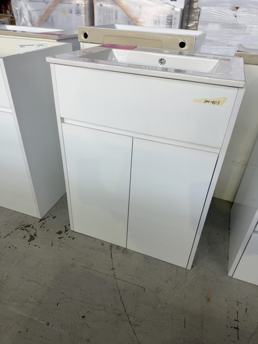 NEW 600MM GLOSS WHITE 2 DOOR VANITY WITH CERAMIC TOP- VPB600-431B