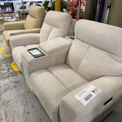 NEW OATMEAL UPHOLSTERED FABRIC 2 SEATER CINEMA COUCH WITH STORAGE COMPARTMENT, DRINK AREA, ADJUSTABLE LIGHT, ELECTRIC RECLINERS AND HEADREST ON EACH END