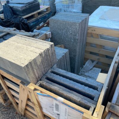 PALLET OF MIZED SIZE PAVERS - BLACK GRANITE FLAMED, 20MM THICK, SOLD AS IS