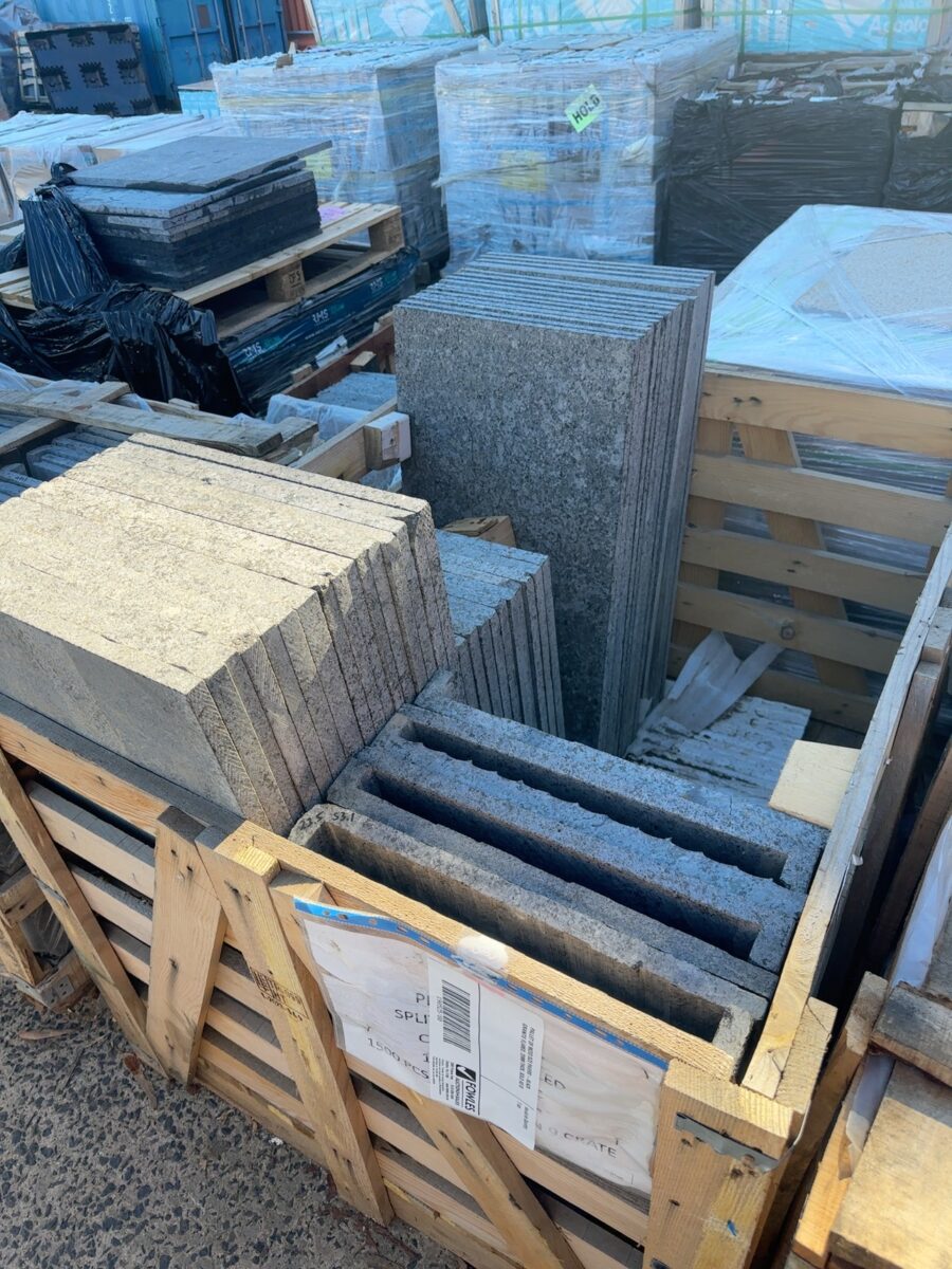 PALLET OF MIZED SIZE PAVERS - BLACK GRANITE FLAMED, 20MM THICK, SOLD AS IS