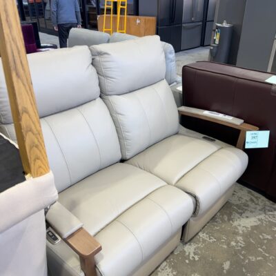 NEW THICK LEATHER CREAM 2 SEATER COUCH WITH TIMBER CURVED ARMS, ELECTRIC RECLINERS
