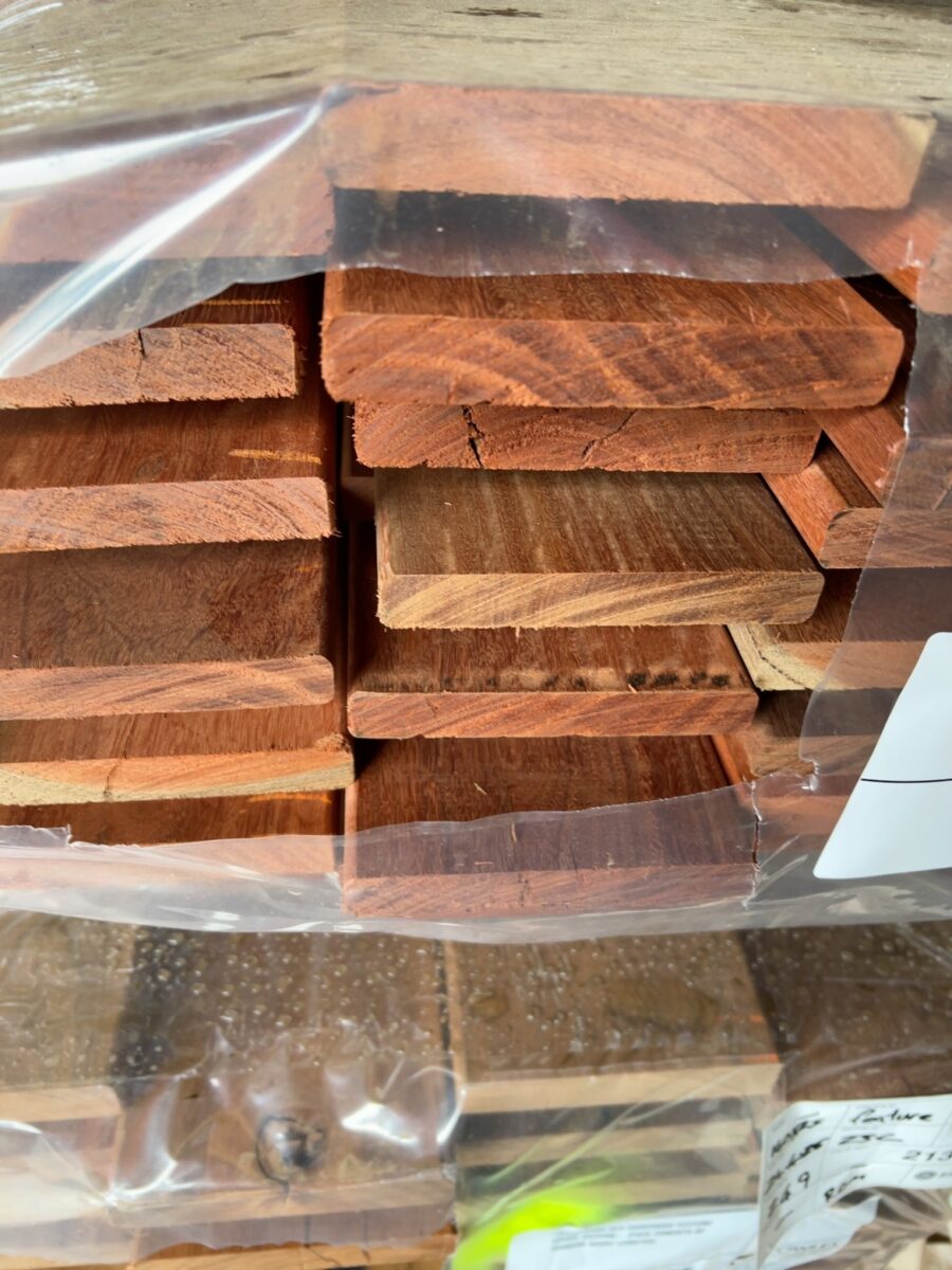 125X19 DARK QLD HARDWOOD FEATURE GRADE DECKING- (PACK CONSISTS OF RANDOM SHORT LENGTHS)