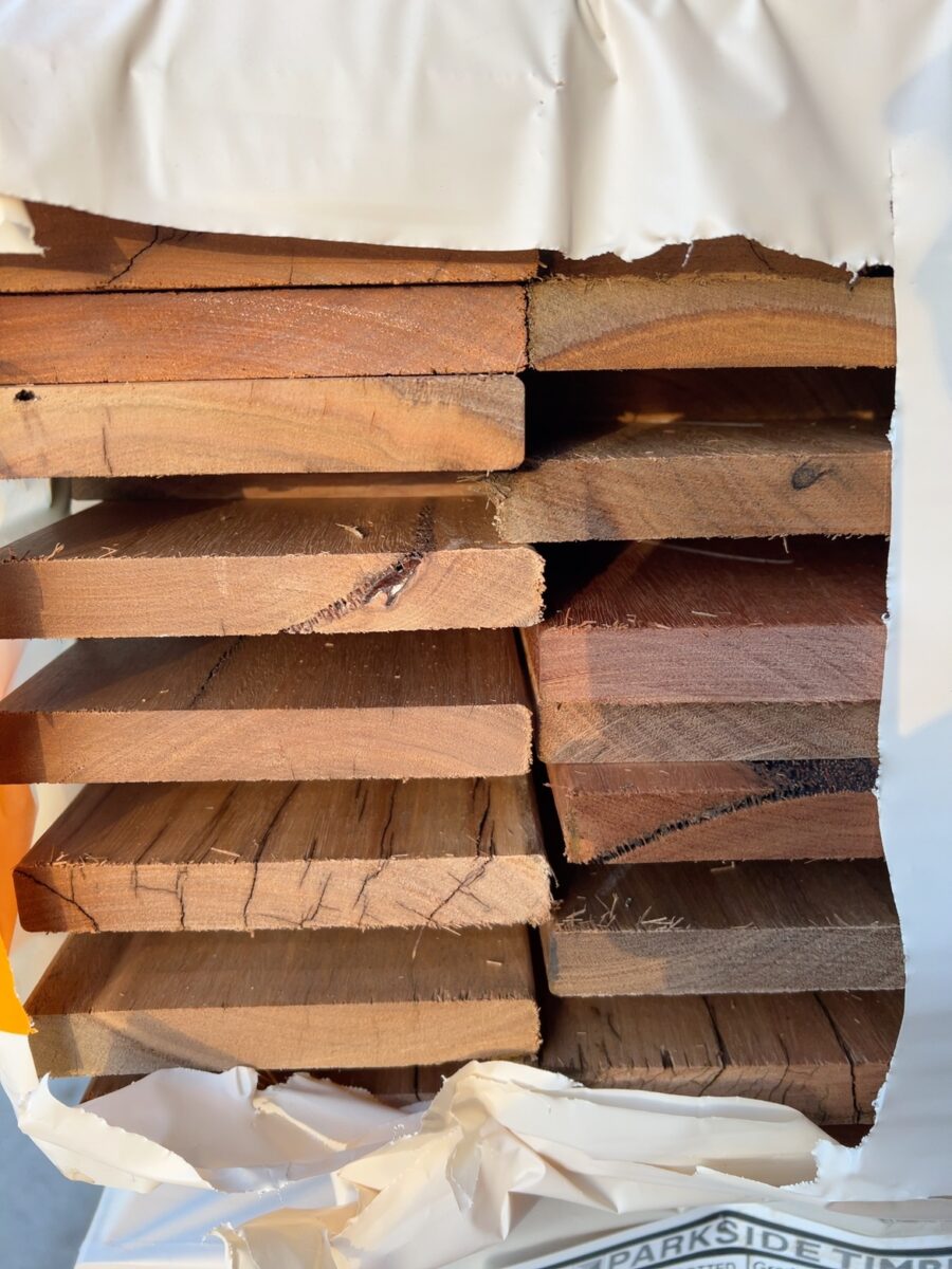 135X19 FEATURE GRADE SPOTTED GUM DECKING-(PACK CONSISTS OF RANDOM SHORT LENGTHS)