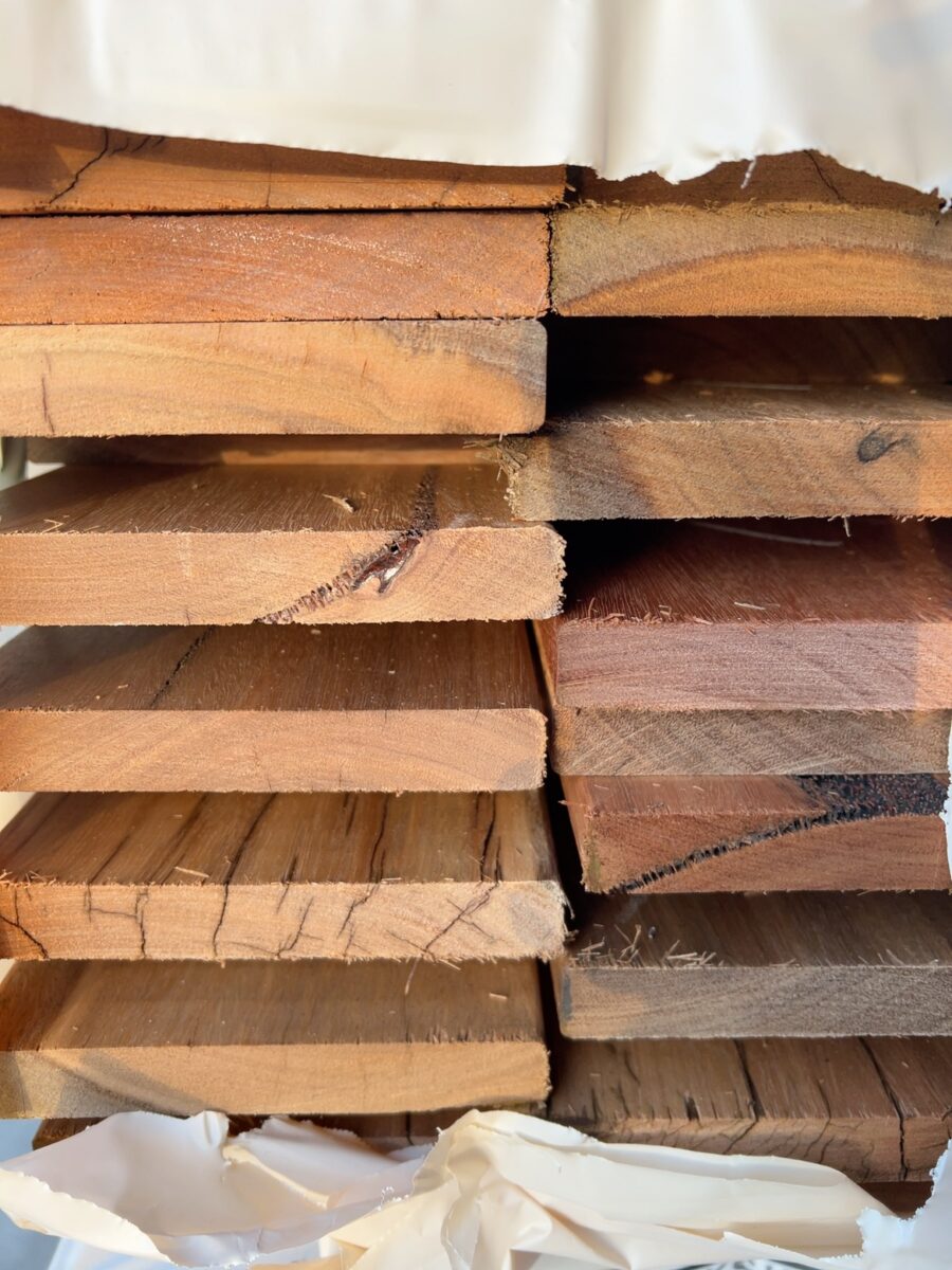 135X19 FEATURE GRADE SPOTTED GUM DECKING-(PACK CONSISTS OF RANDOM SHORT LENGTHS)