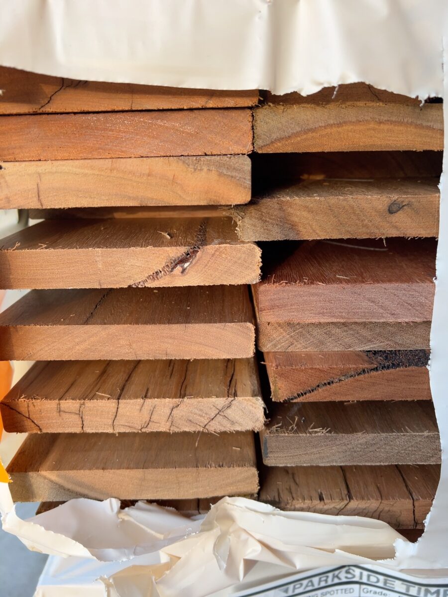 135X19 FEATURE GRADE SPOTTED GUM DECKING-(PACK CONSISTS OF RANDOM SHORT LENGTHS)