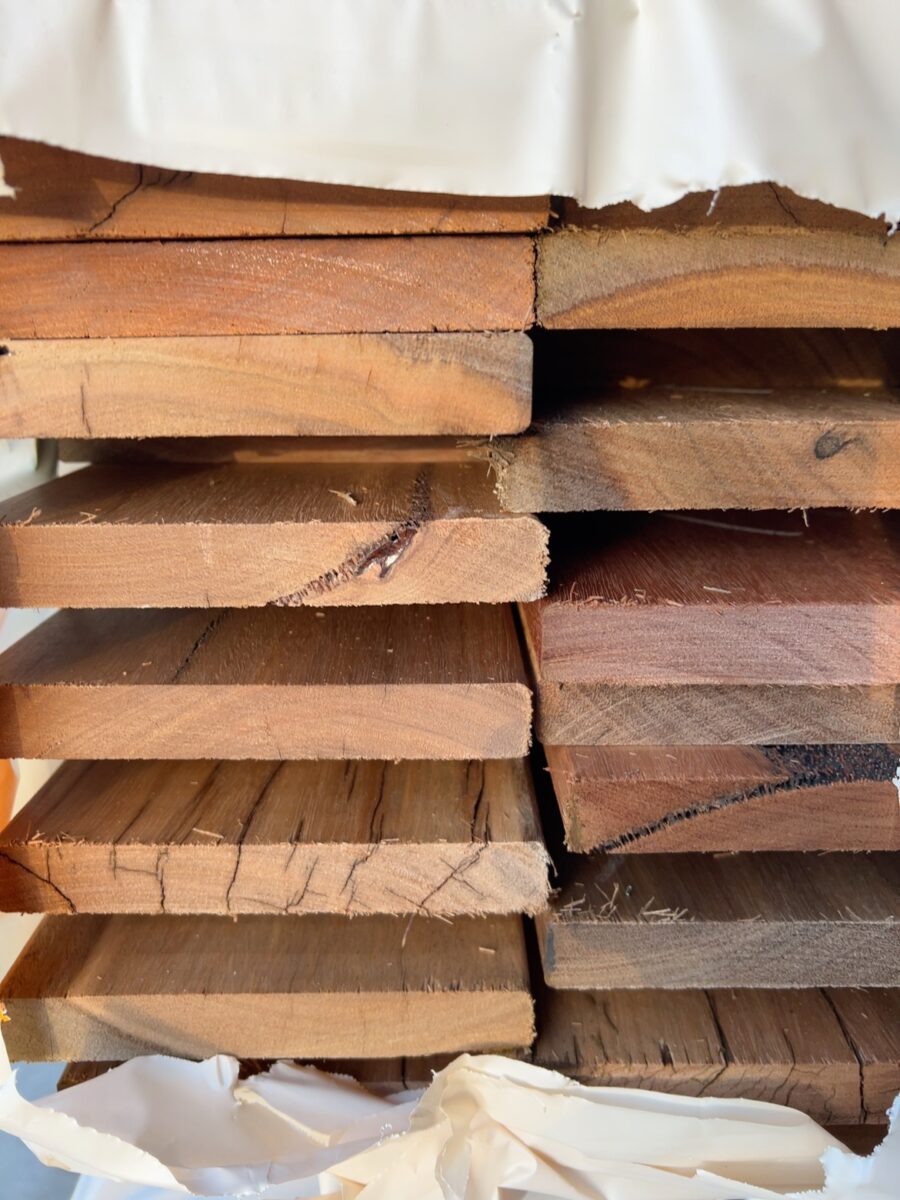 135X19 FEATURE GRADE SPOTTED GUM DECKING-(PACK CONSISTS OF RANDOM SHORT LENGTHS)