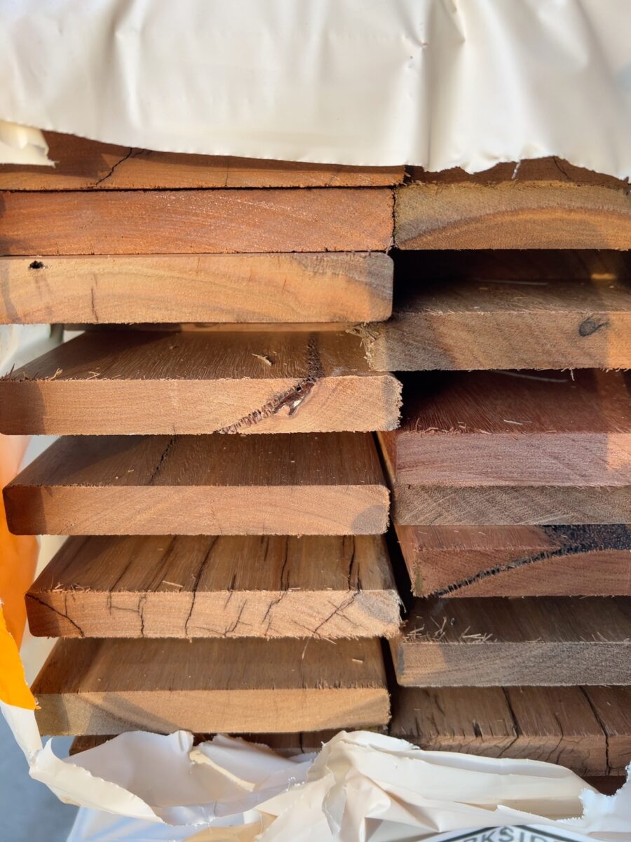 135X19 FEATURE GRADE SPOTTED GUM DECKING-(PACK CONSISTS OF RANDOM SHORT LENGTHS)