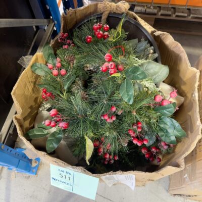BOX OF ASSORTED DECORATOR ITEMS, INCLUDING ROUND MIRROR ON ROPE, CLOCK FACE (NO HANDS), BULK CHROME MOVING CLOCK FACES, CHRISTMAS WREATHS, SOLD AS IS