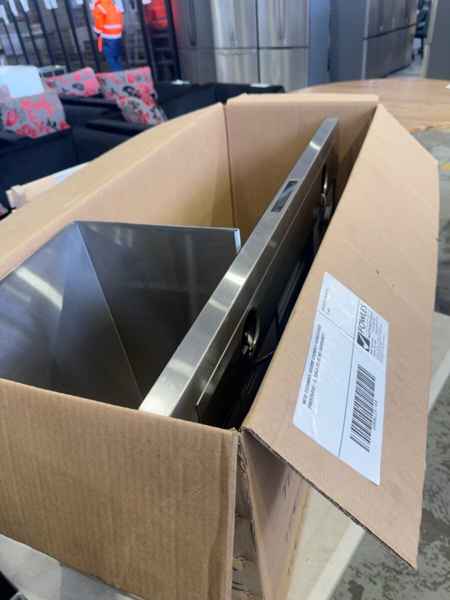 NEW TECHNIKA 900MM CHIMNEY RANGEHOOD FHEE26A9S-5, SOLD AS IS NO WARRANTY